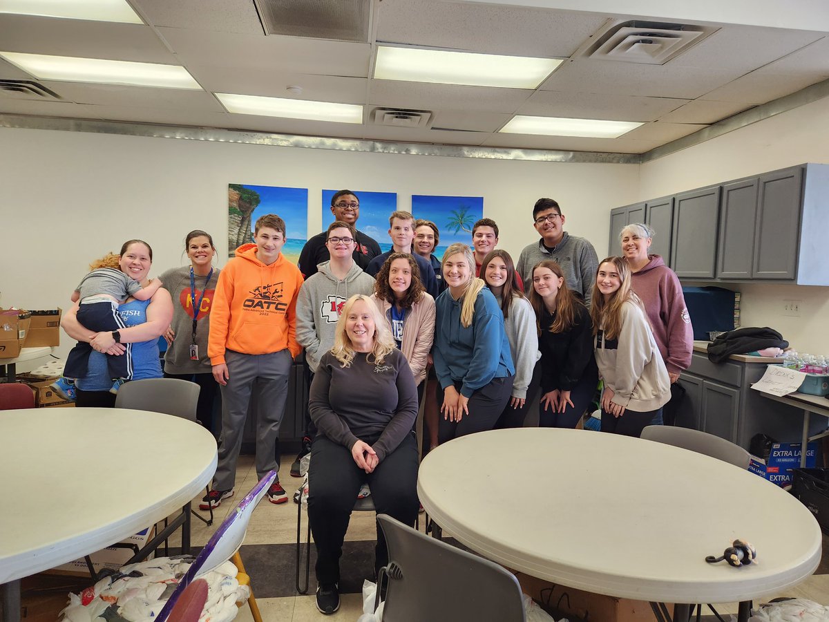 ONWIPS's tweet photo. Our Junior/Senior IPS class went volunteered for the at the Starfish Project today! They put together snack bags for schools, stocked a small grocery store that is open to the community for those in need, and created mats for people that are currently homeless. 

Amazing Ravens! https://t.co/vtpL51oEVf