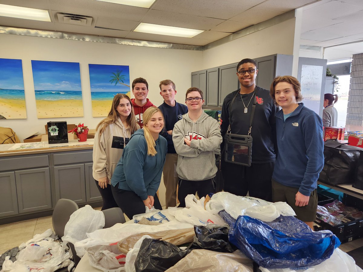 ONWIPS's tweet photo. Our Junior/Senior IPS class went volunteered for the at the Starfish Project today! They put together snack bags for schools, stocked a small grocery store that is open to the community for those in need, and created mats for people that are currently homeless. 

Amazing Ravens! https://t.co/vtpL51oEVf