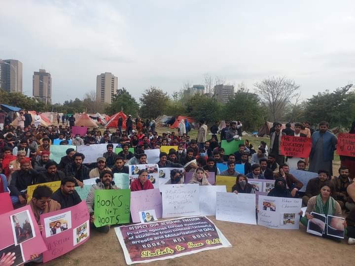 abbasi_mehhak's tweet photo. Administration of QAU is taking a full advantage of the current chaotic situation while not knowing that they will not attain it until they jail everyone of us so stop playing games, release the students & Let the uni open.
#SaveQAU
#ReleaseQAUStudents #SayNoToMilitarization https://t.co/OC2GiHiUfg