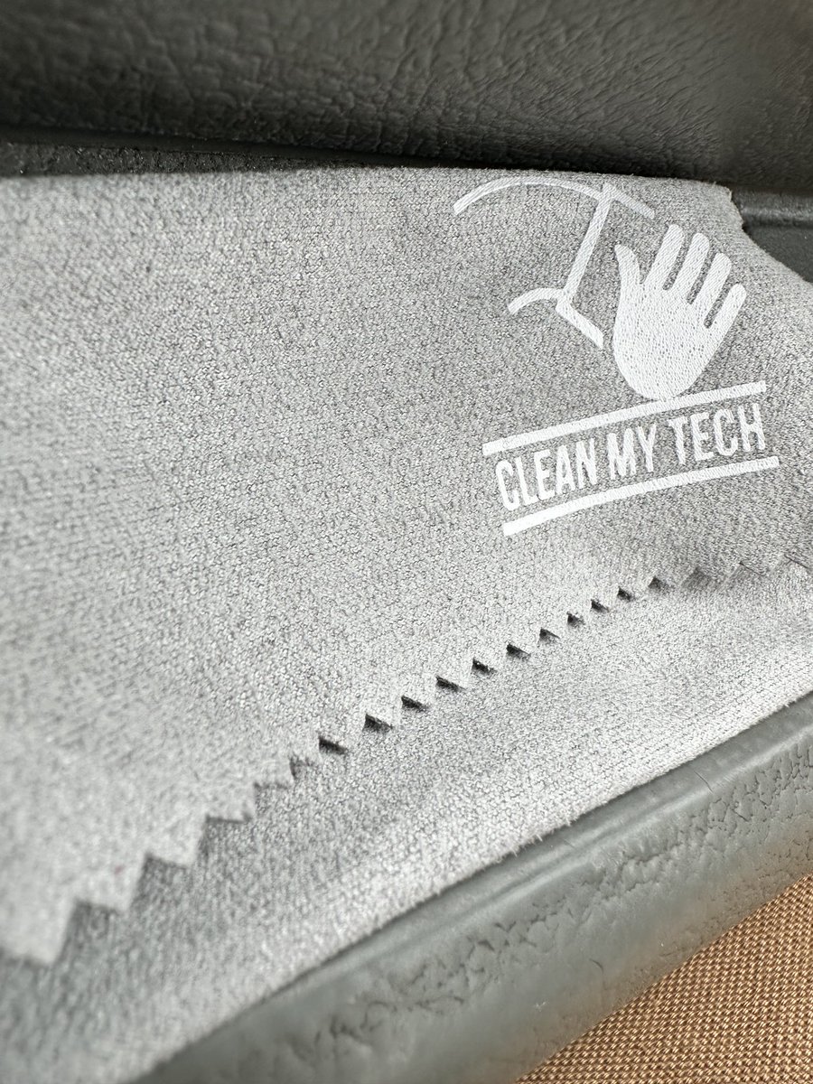 Biggiephil2's tweet image. One of my ⁦@_CleanMyTech⁩ mini micros comes with me everywhere, does yours? #polishing #cleanmytech #cloth