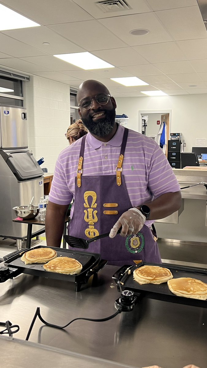 Thank you Dr. Durr and company for delicious parent/teacher conference day pancakes! #servantleadership <a href="/principal_durr/">Dr. Ryan Durr</a> <a href="/MeadeHSAACPS/">MeadeHSAACPS</a> @Daryl_E_Kennedy
