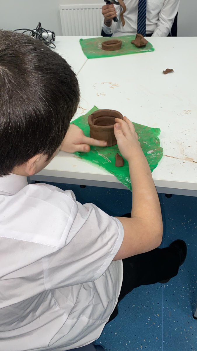 Miss Baxter joined us today for our Art drop down morning 🎨🖌️🖼️ #Art #TACM #SucceedTogether 💚