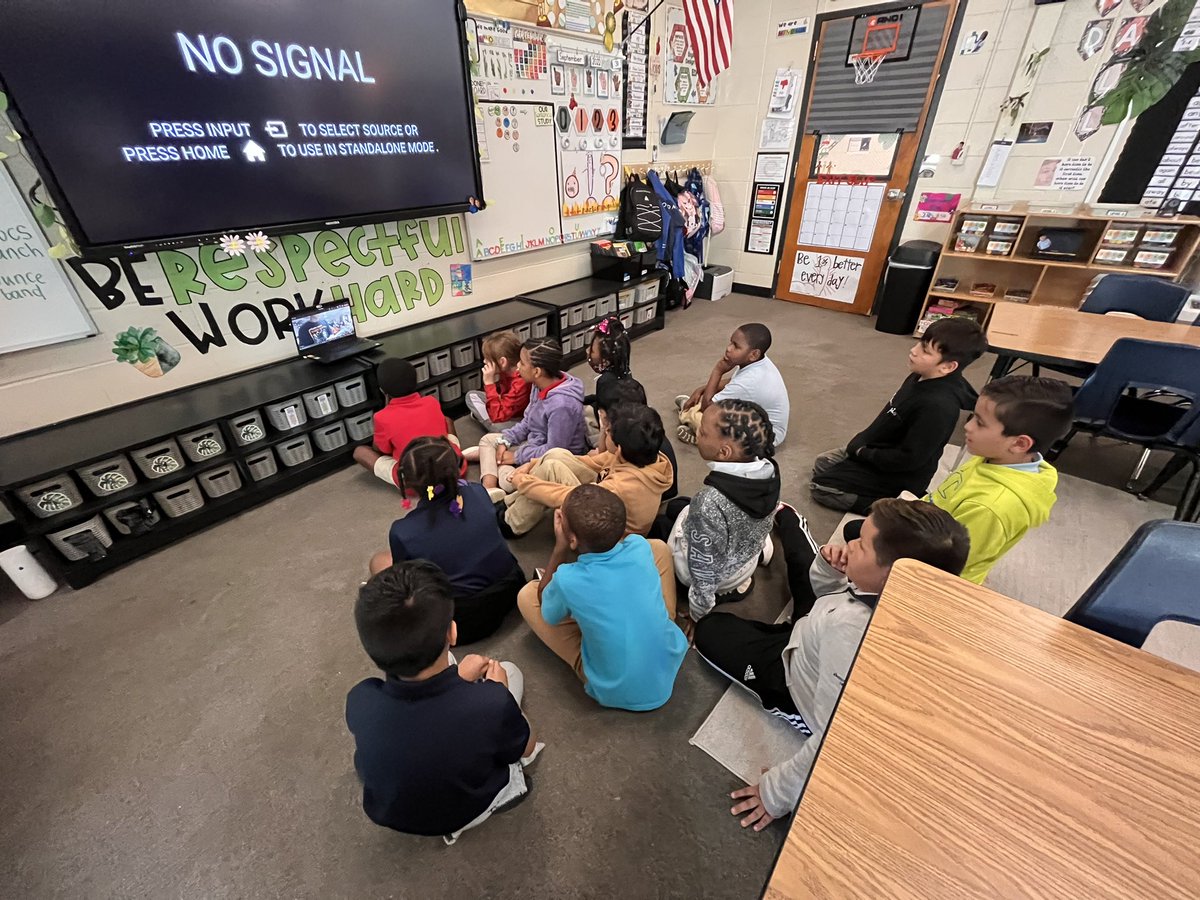 Moimoi9Sarah's tweet photo. Mystery Reader! Virtually you can have anyone read to you! Today we had a middle school class read to us! https://t.co/gdwv7f4zJt