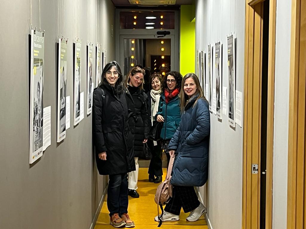 Qué acogida tan cariñosa la de esta tarde en el encuentro entre nuestras #CientíficaEnTuBarrio y unas 50 personas en la asoc. Manuel Viola de Delicias. Gracias!
<a href="/gluzon/">Gloria Luzon</a> <a href="/MZmaps/">María Zúñiga Antón</a> <a href="/inmamburriel/">Inma Martín Burriel.</a> <a href="/Lu_Gutierrez_M/">Lucia Gutierrez</a> <a href="/FECYT_Ciencia/">FECYT</a>