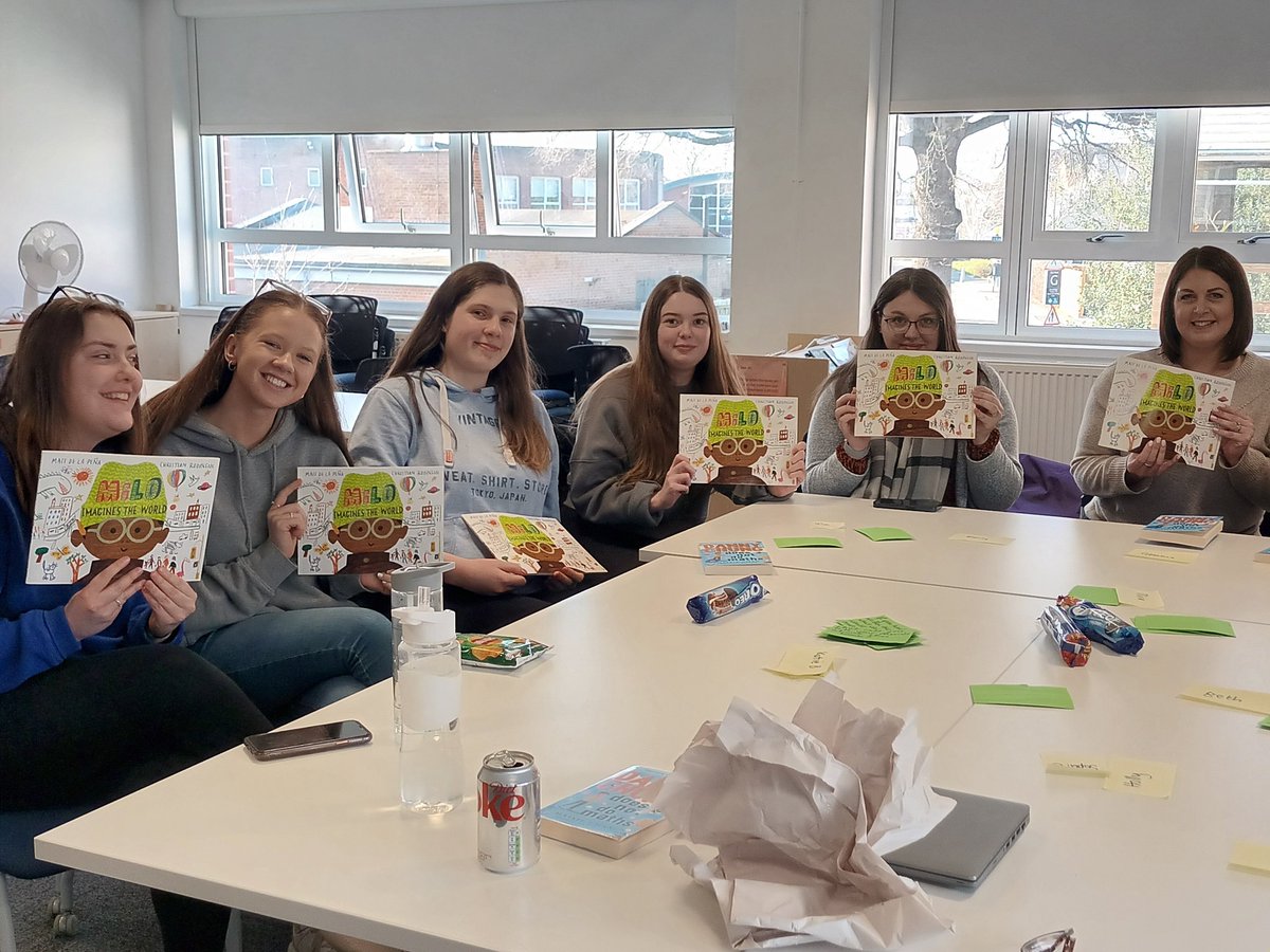 SharonLannie's tweet photo. Celebrating world book day with our primary trainee teachers 📚  😀 @UWprimary #WorldBookDay https://t.co/siLcz4xxWE