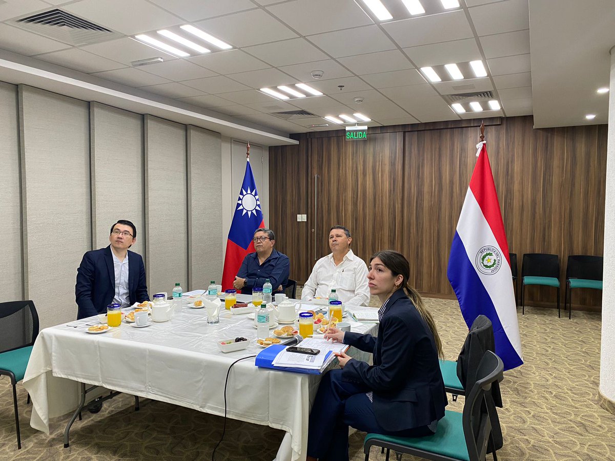 TW_Paraguay's tweet photo. Recibimos a titulares de #PyBus, quienes tuvieron una reunión virtual junto a nosotros con representantes de empresas taiwanesas, como TAV y otros.
Seguiremos trabajando en conjunto con el fin de promover los rubros del ensamblaje de buses eléctricos en el Paraguay.🇹🇼🚍🇵🇾 https://t.co/l9H6tQQA5E