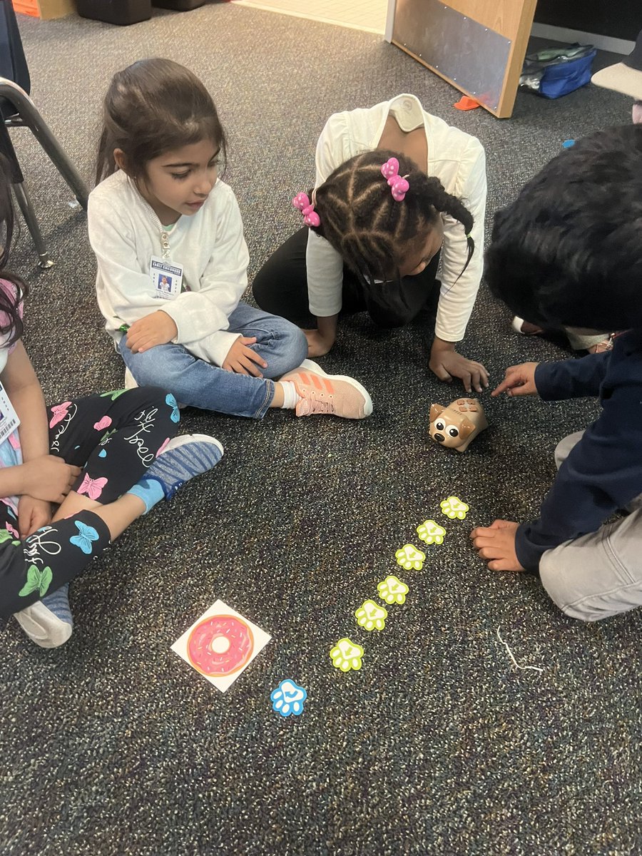 TechItOutTeach's tweet image. Stories and STEM featuring ‘If You Give a Dog a Donut’ and @Ponder_PreK’s class! Students were challenged to code a path for the dog to reach his donut. @miss_holifield @FISD_ECS #FISDmadetoshine #littlescantoo