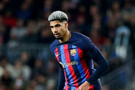 RisFootball's tweet photo. RONALD ARAUJO  A WALL IN THE FIRST HALF 💪

#ElClasico https://t.co/h2zj2HYu8c