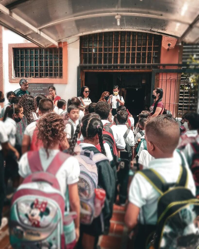 douglassubero's tweet photo. Hoy fue un día muy emocionante para nosotros, allá en el fondo está nuestro Abdiel David con el micrófono en la mano y dando una lectura ante todos los alumnos de su escuela, maestros y directivos.  Sentimos el corazón latiendo a mil ❤️. 

Al inicio hizo una pausa, nos miró,… https://t.co/1ZraPS1gwT