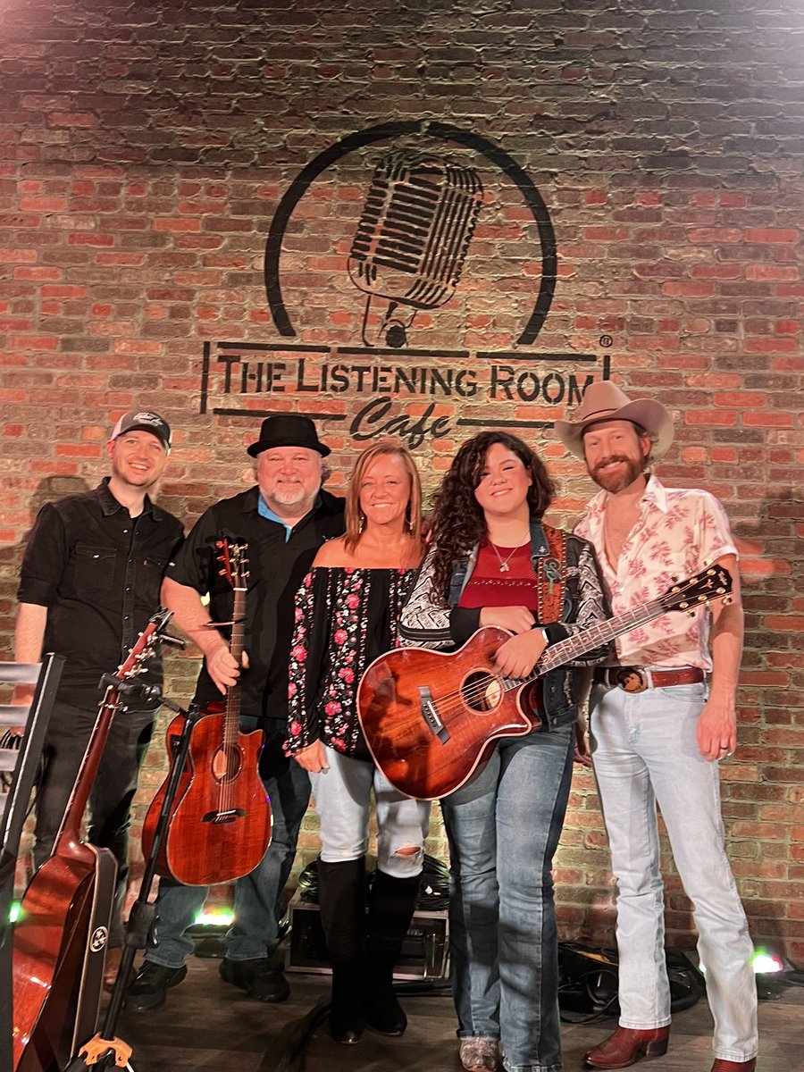 AvaPaigeMusic's tweet photo. My voice was left me but these guys sure did show up 🔥 what a fun night last night #marlacannongoodman #brettsheroky #dvincentwilliams https://t.co/iJUQyO7SUh