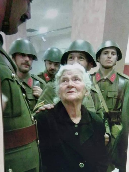 Η ηρωίδα μάνα της Χειμάρας Ερμιόνη Μπρίγκου που με τη θυσία της προστάτεψε τους τάφους των 6 Ελλήνων στρατιωτών για δεκαετίες ολόκληρες και η Ιστορία έγραψε το όνομα της με χρυσά γράμματα.
ΑΞΙΑ