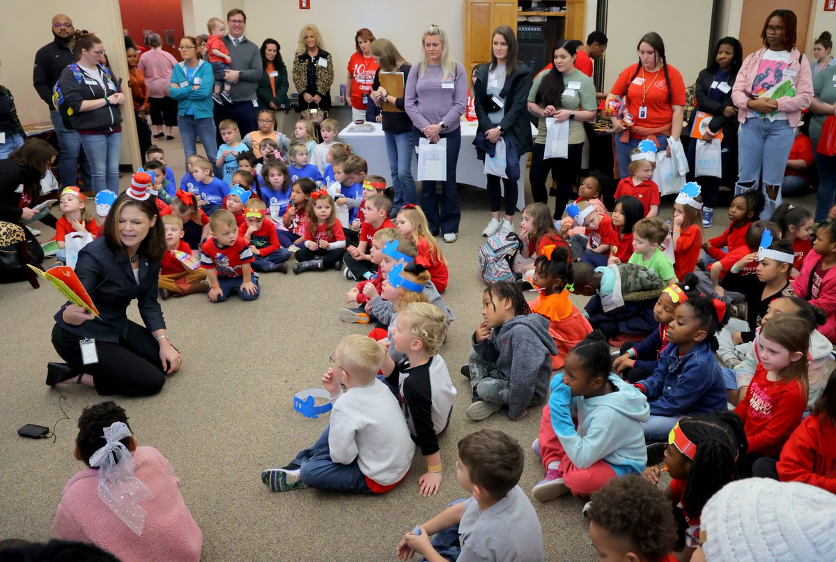 arkansasdhs's tweet photo. Today, the "10 Minutes Matter" early childhood literacy campaign turns 1, and this morning we celebrated by hosting a book fair for kids. Reading aloud to children is one of the easiest ways to help kids get ready for kindergarten. See and learn more at https://t.co/Vx5BlrmUYo https://t.co/HYXmnZsvzS
