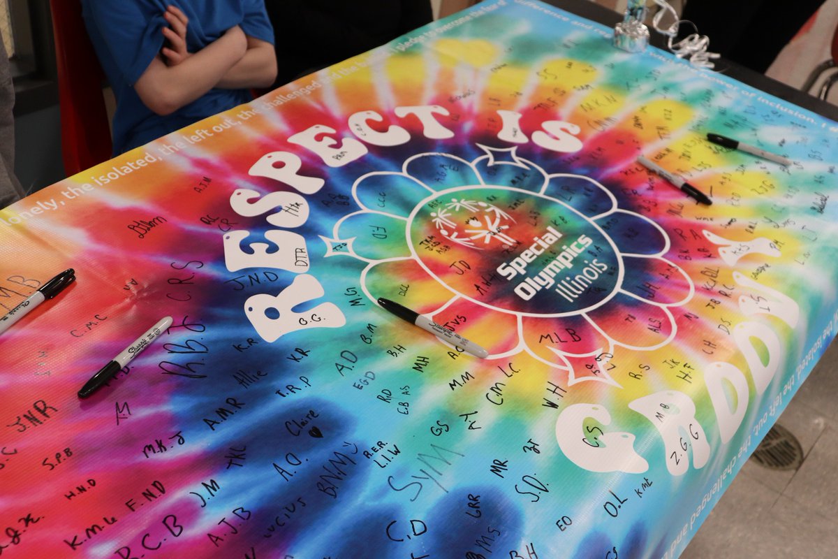 IVCUSD's tweet photo. The students at CEC have been participating in various #respectweek2023 activities. Today, students had the opportunity to "Pledge to Include" and sign their initials on the #respectisgroovy banner.
Great Job Mustangs! @SO_Illinois https://t.co/ONPtV1nk5H