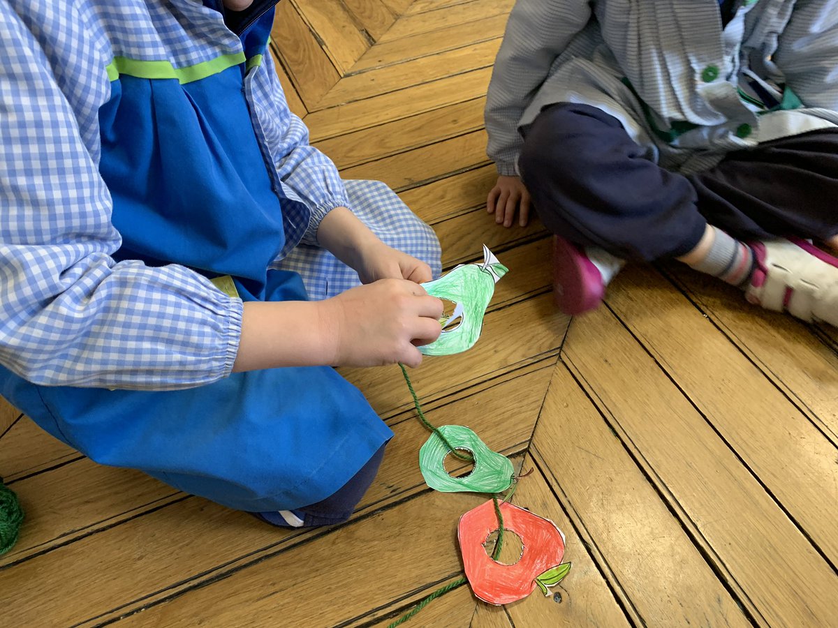 maristasguada's tweet photo. Today we were feeding our own Very Hungry Carterpillar. He was very, very huuuuuuungry 🍎🍐🍊🍉🍓🧀🍰🍭🍩🌭🐛🦋 #storytelling #EnglisIsFun https://t.co/ynYlTGSD3x