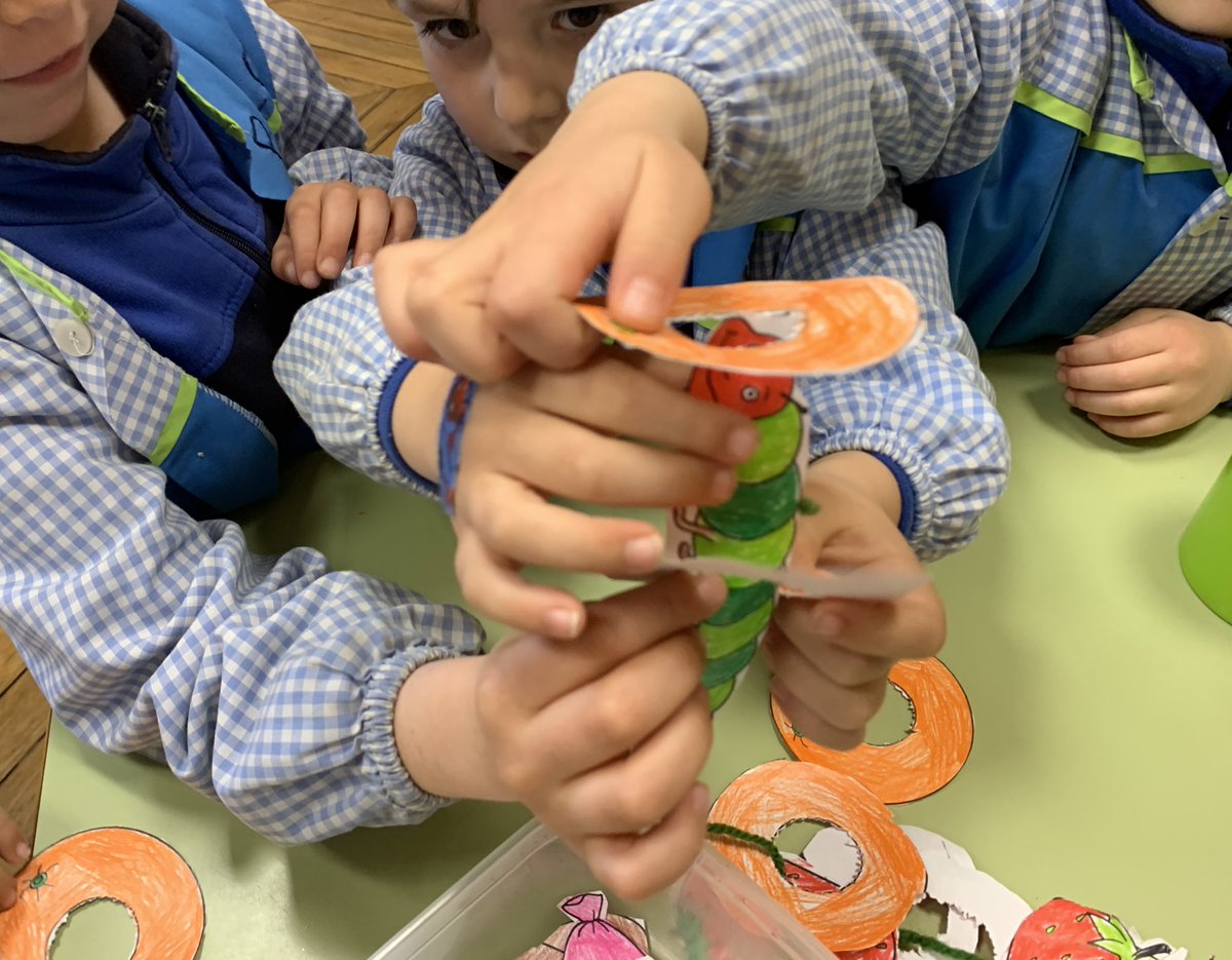 maristasguada's tweet photo. Today we were feeding our own Very Hungry Carterpillar. He was very, very huuuuuuungry 🍎🍐🍊🍉🍓🧀🍰🍭🍩🌭🐛🦋 #storytelling #EnglisIsFun https://t.co/ynYlTGSD3x