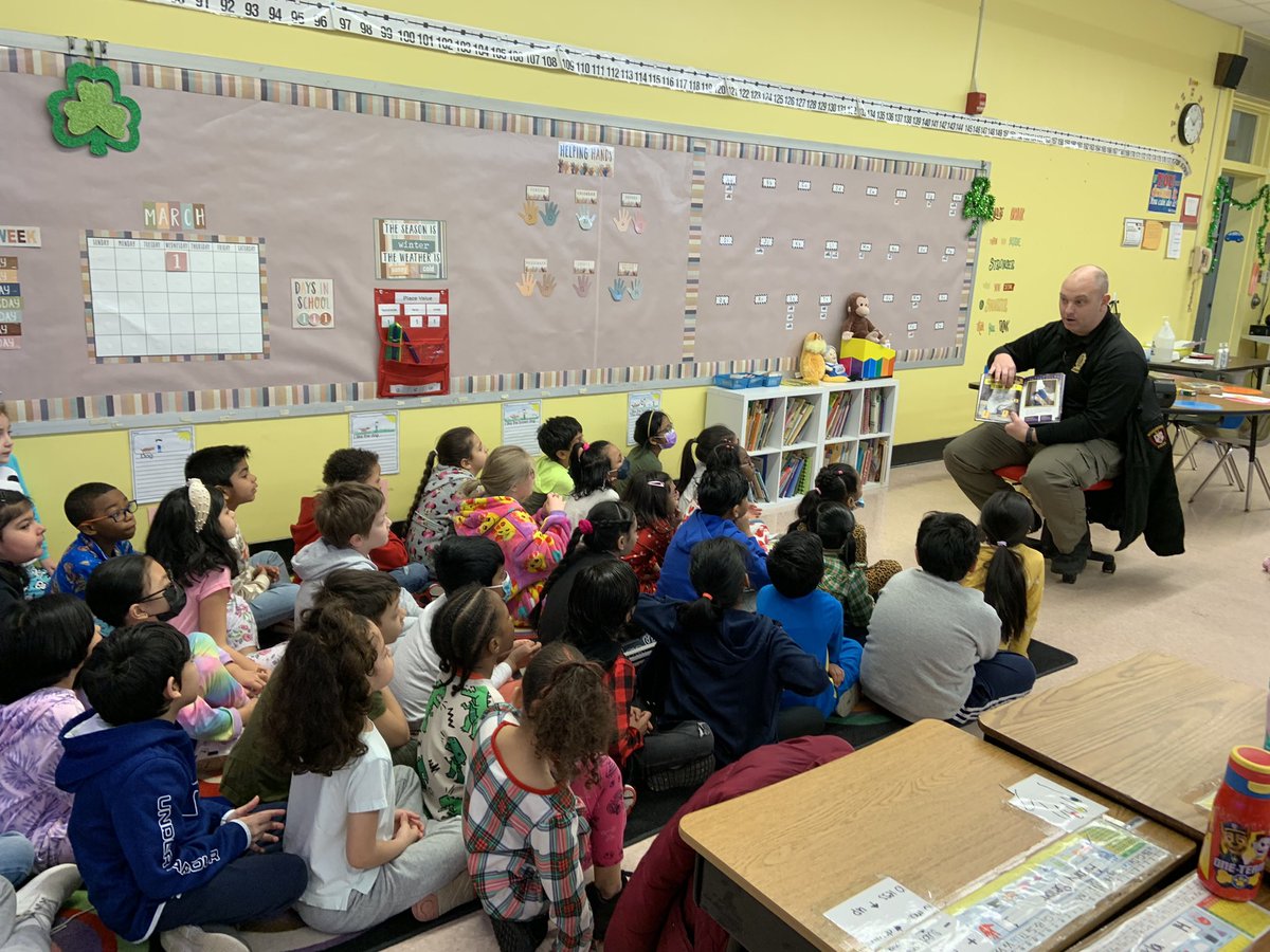 JenMirdala's tweet photo. Thanks to Det. Vella for reading to the first grade today and showing us how to examine fingerprints! 📖🔍@IAES18Chiera https://t.co/TMxcS3BAhk