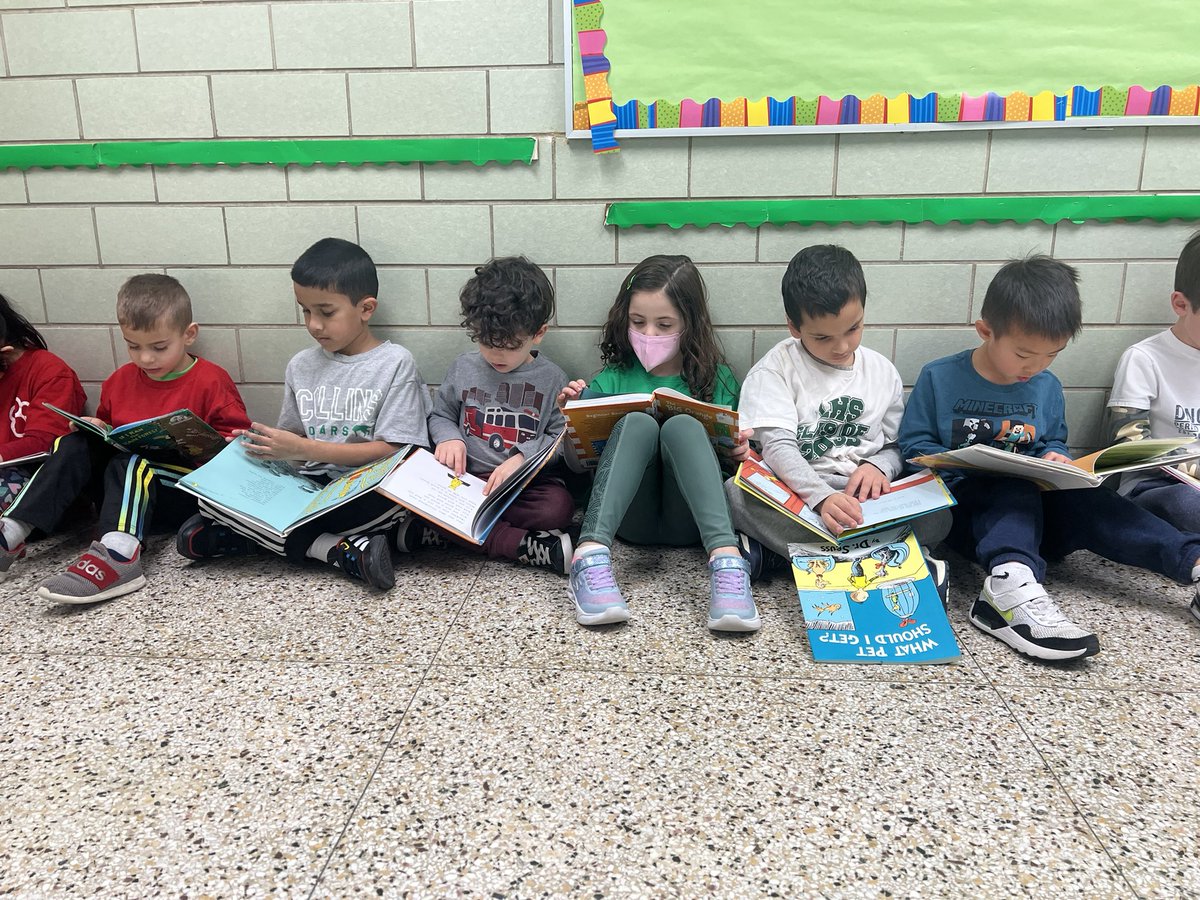 JaimeStrumeier's tweet photo. Happy Read Across America week and happy birthday Dr. Suess! 📖📚❤️📖 @CollinsElemSch @LivSchools https://t.co/B8VtmO4tmv