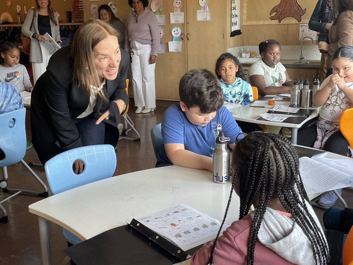 WeAreCTA's tweet photo. Reading is magic! 🪄
Lt. Gov. @CALtGovernor Eleni Kounalakis is in Oakland sharing that magic with Oakland Academy of Knowledge students as part of Read Across America celebrations taking part nationwide today. #CaliforniaReads #WeAreCTA https://t.co/dr845g6fJA