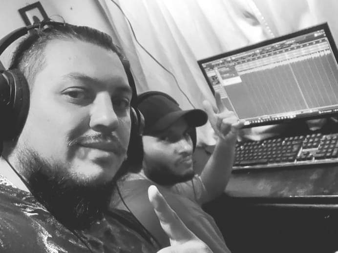 RadicheOficial's tweet photo. A pesar de los horarios tardíos, de las noches veladas y el tráfico pesado, seguimos dandole ⏺️ al 🎤 🎶😎
#radiche #labhouse #diseñoindustrial #músico #poeta #méxico #industrialdesign #musician #poet #crazy #mexican #ollmix #hiphop #rap #latin #latino #music #música #urban https://t.co/9buvjmKbkG