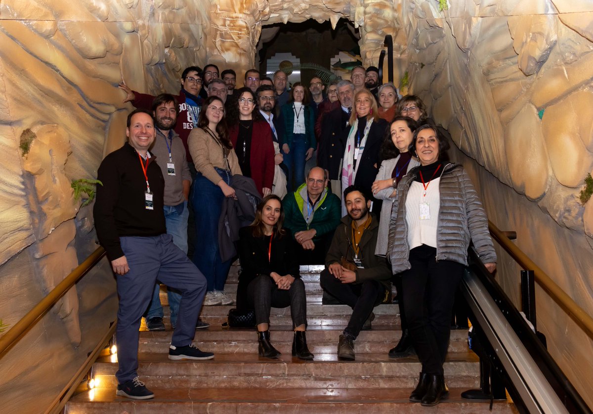 J_MartinezFrias's tweet photo. Foto de grupo, hoy. #Sevilla @microceno https://t.co/WZ9B60ZkZn