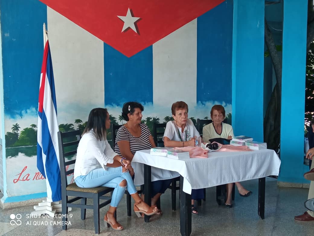 Visita y presentación del libro Cien preguntas sobre personalidades de la Historia de Cuba de la historiadora Francisca López Civeira a propósito de la #FeriaInternacionalDelLibro  en #Matanzas. #ipvcecm #ipvcecarlosmarx #ipvce #MatancerosEnVictoria #CubaMined #MejorEsPosible