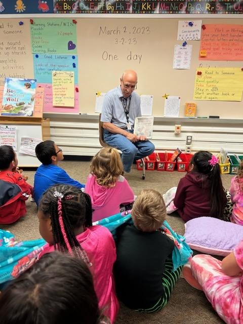 Thank you @rjscar2002 for visiting our school for #ReadAcrossAmericaDay. The kids loved listening to @Jon_Scieszka's The True Story of the Three Little Pigs! @MrsPughTeach @HumbleISD_TE @HumbleISD_lib @LuciSchulz1 @ElizabethFagen