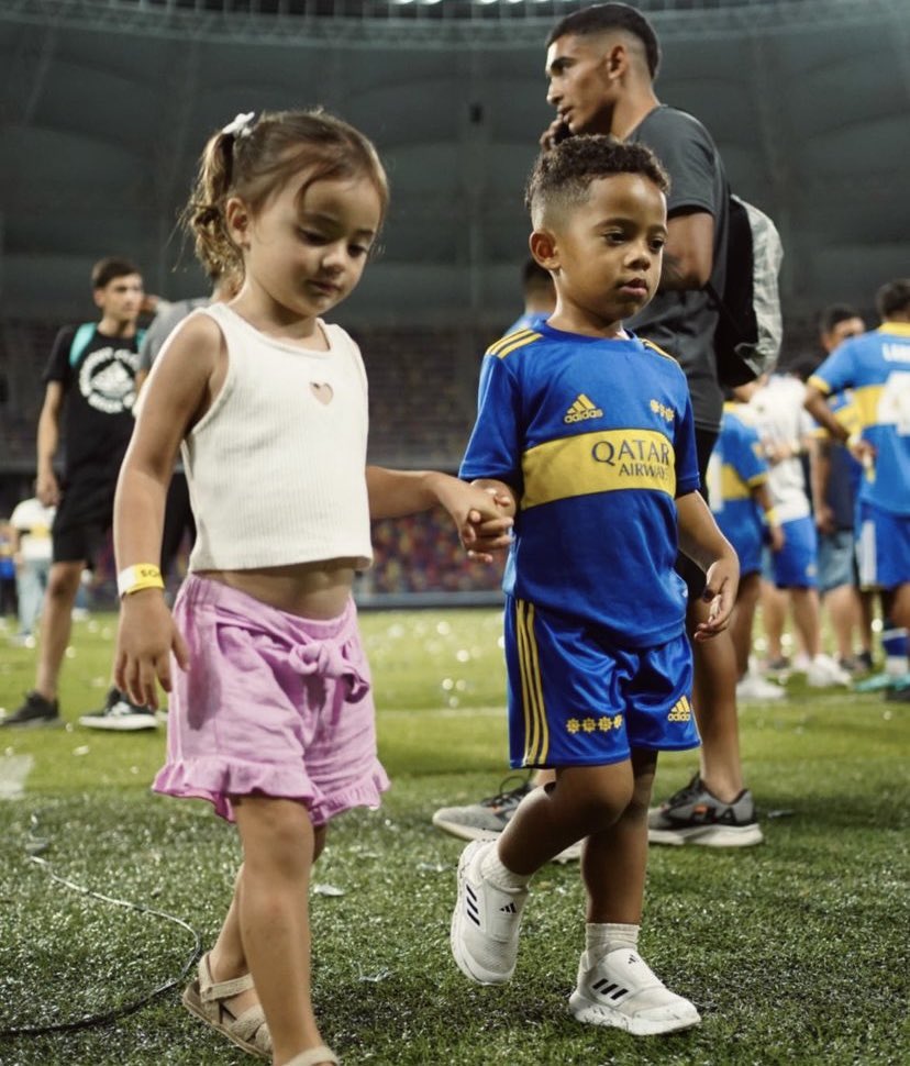 martidenise_'s tweet photo. jsjaj amo porque es literalmente el meme de “cuando vas toda producida y él cae con una camiseta de futbol” https://t.co/2OpiNcEf7r