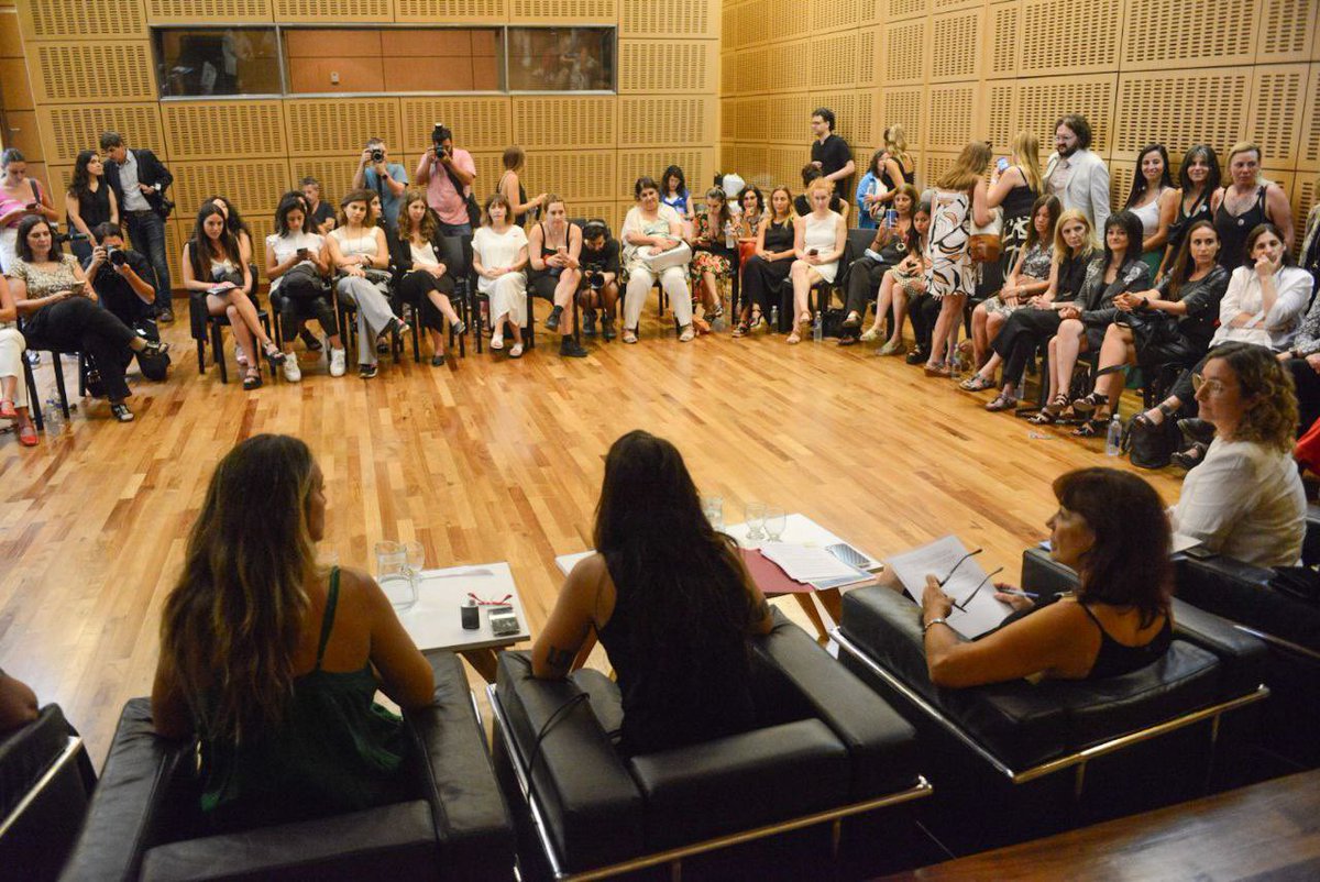 AyelenMazzina's tweet photo. ¡Empezó #NosotrasMovemosElMundo! 🌎✊🏼 
Con compañeras de distintos espacios, compartimos el foro Nos Mueve la Democracia: Techos de Cristal y Participación Política para repensar nuestra participación en la política, hacer memoria colectiva y debatir sobre los nuevos desafíos. https://t.co/o3zfX3CyWp