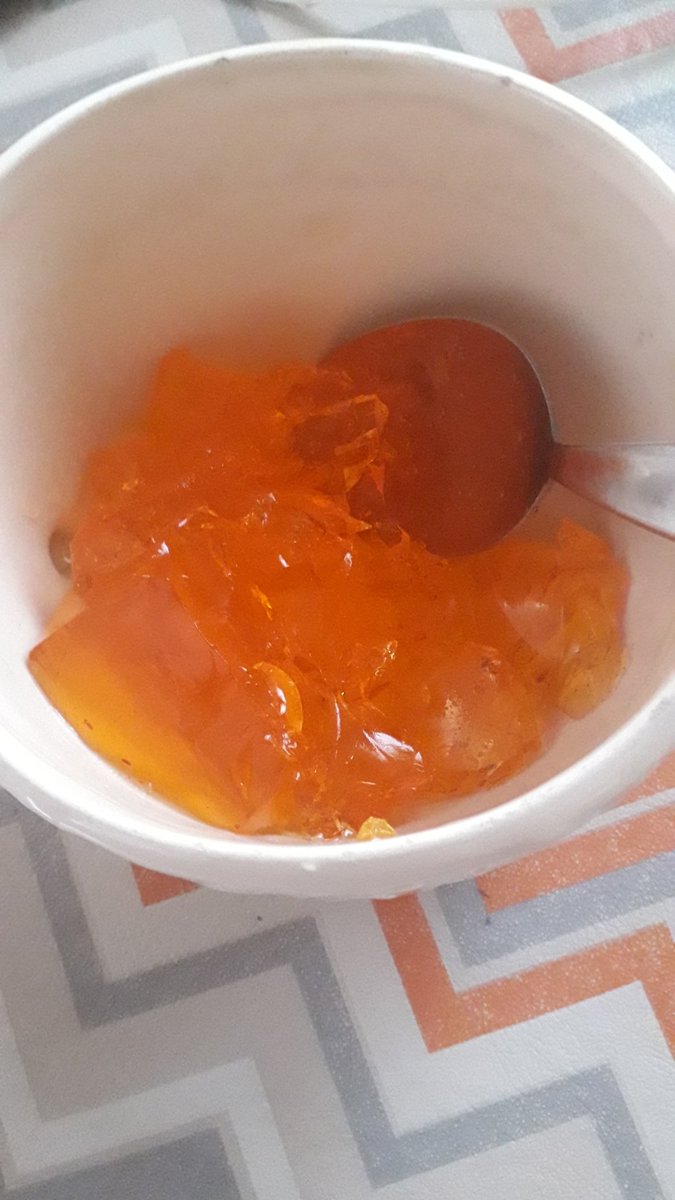 70Luna's tweet photo. #TnCentral hola chicos, buenas tardes. Llegue a las 18 de mi trabajo, soy docente de una escuela a 18km de mi lugar de residencia. Camino de tierra, camino desastroso, muuuuucho calor. Estoy refrescandome con una gelatina. Soy de Carlos Tejedor, pcia de Bs. As https://t.co/cgK4COvXds