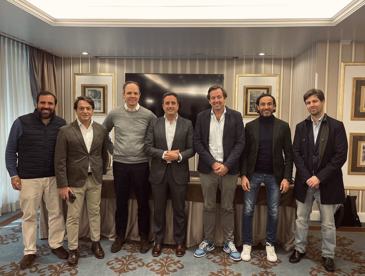 merryrevuelta's tweet photo. 🔥🐂 🎥 Equipo MundoToroTV-OneToro #MoritzRoever #NickVonDoetinchem #IgnacioCortina #HugoCosta #DavidCasas #JavierTinto #CarlosRuizVillasuso #VictorSantamaria #toros #tv https://t.co/kjhs7jzwyu