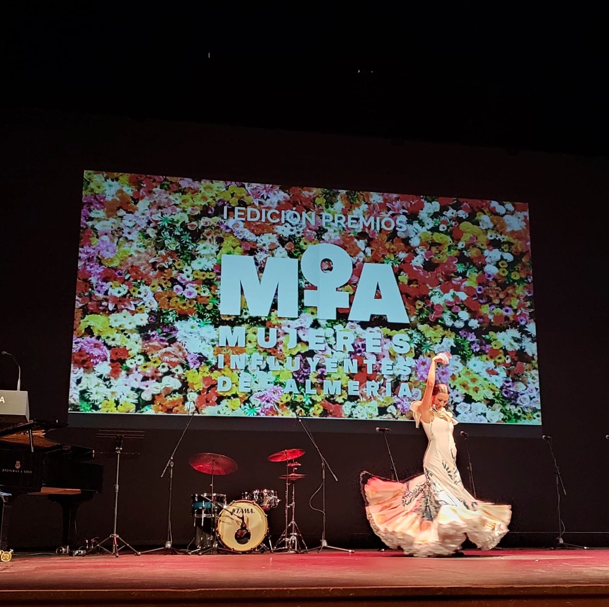 <a href="/JosemMartinFdez/">José Mª Martín Fdez.</a> ha entregado esta noche el #PremioMIA #Almería, en la categoría STEM, a la astrofísica Ana Guijarro, investigadora en <a href="/CalarAltoObs/">Calar Alto Obs.Astr.</a>. 
La 1a edición de los Premios Mujeres Influyentes ha galardonado a seis mujeres en otras tantas categorías.  Enhorabuena a todas!