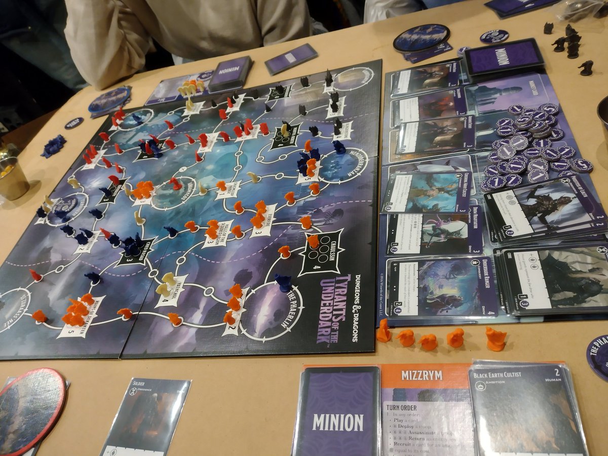 Exitazo total en la sesión de <a href="/T_CuriosityShop/">The Curiosity Shop</a>, con mesas de #TyrantsOfTheUnderdark, #Root, #Flowar y fillers varios. Mesas llenas, buen ambiente y buenas cervezas, como siempre. Tarde-noche de jueves redonda ❤️