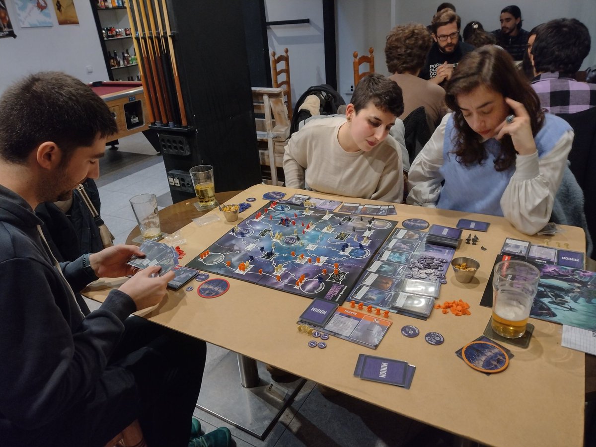 MissPumpkin15's tweet photo. Exitazo total en la sesión de @T_CuriosityShop, con mesas de #TyrantsOfTheUnderdark, #Root, #Flowar y fillers varios. Mesas llenas, buen ambiente y buenas cervezas, como siempre. Tarde-noche de jueves redonda ❤️ https://t.co/R3B47gIEWD