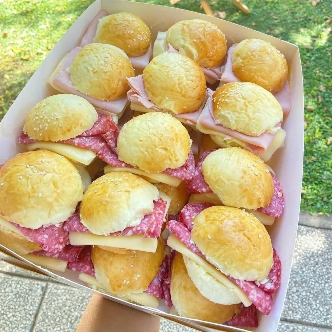 Hola (con intención de tomar mate y comer sandwuchitos)