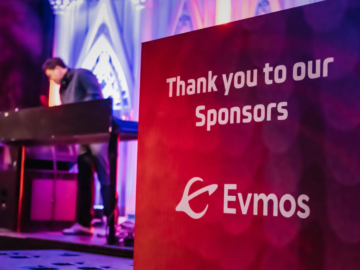 EvmosOrg's tweet photo. The Evmos Core Development Team is movin' and shakin' up here in the Mile High City!

➡️ #ETHDenver is shaping up to be an unforgettable event. 

Let's keep the good vibes going!

☄️☄️☄️ https://t.co/ubtswY295c