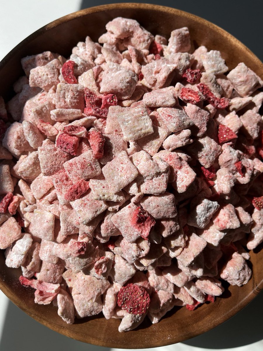 dhillsposable's tweet photo. Cannabis infused strawberries n cream muddy buddies 🍓 https://t.co/GMIKE68Ci5