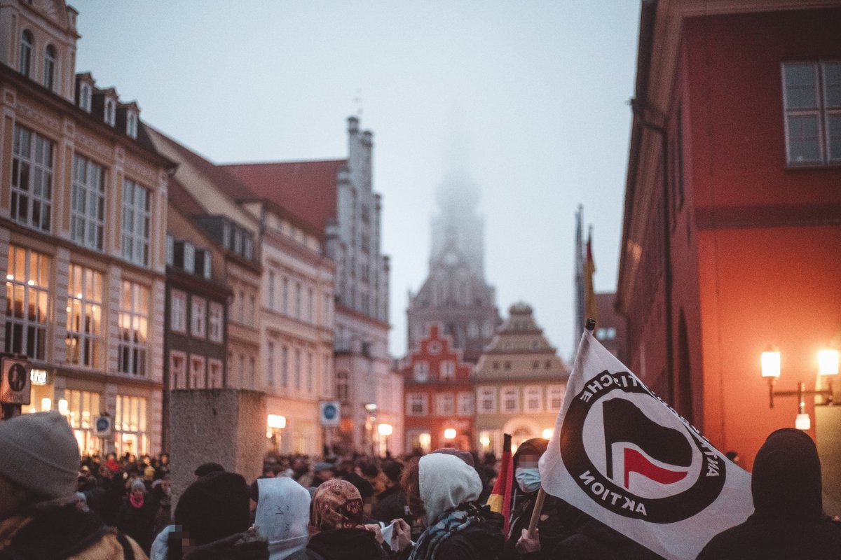 Versuch eines Fazits zu #hgw0203 | Gerne teilen | Konzeptlosigkeit der Polizei &amp; Zeit für die Zivilgesellschaft!

Bereits am Montag versammelten sich im Greifswalder Ostseeviertel einige hundert Wutbürger. Ein geplantes Containerdorf für Geflüchtete sorgte für Unruhe.

1/19