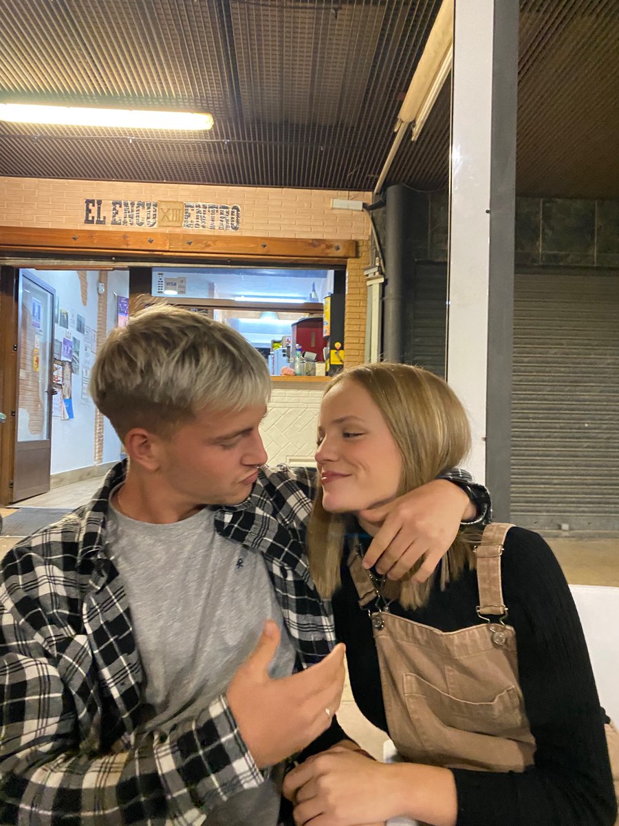 Ayer hicimos 5 años, a los dos se nos olvidó como no. No todo ha sido idílico porque nos hemos llevado a matar, no nos hemos entendido en muchas ocasiones.pero al final decidimos luchar y hacerlo sano para seguir juntos, querernos bien y sobre todo demostrárnoslo día a día.