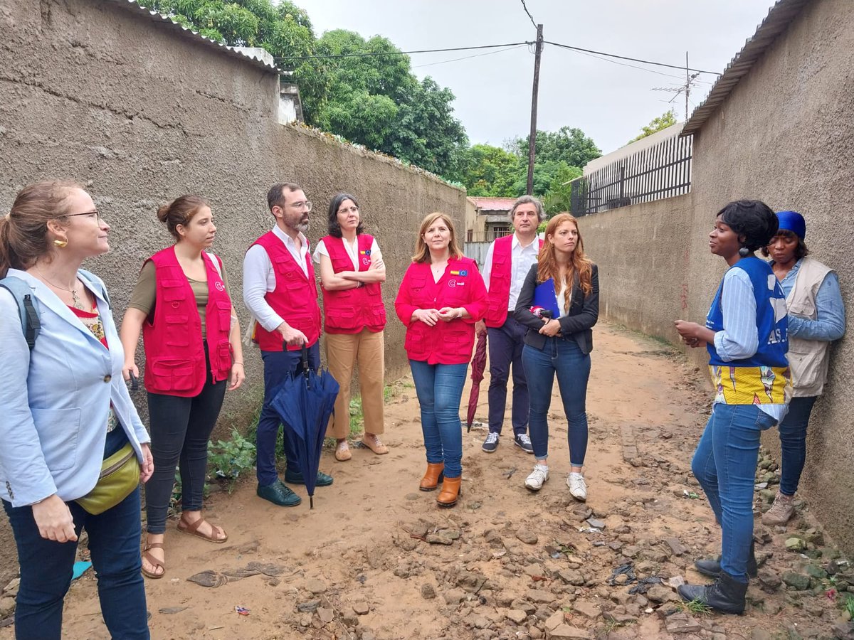 OzerecO's tweet photo. En su segundo día de visita a 🇲🇿 la SE Cooperación Internacional @PiliCancela ha visitado, en el barrio de #Chamanculo #Maputo, el proyecto de @ASF_ONG en favor del derecho a la ciudad del que ya se han beneficiado directamente cientos familias @EmbEspMaputo @AECID_es https://t.co/N5tisRVNh6
