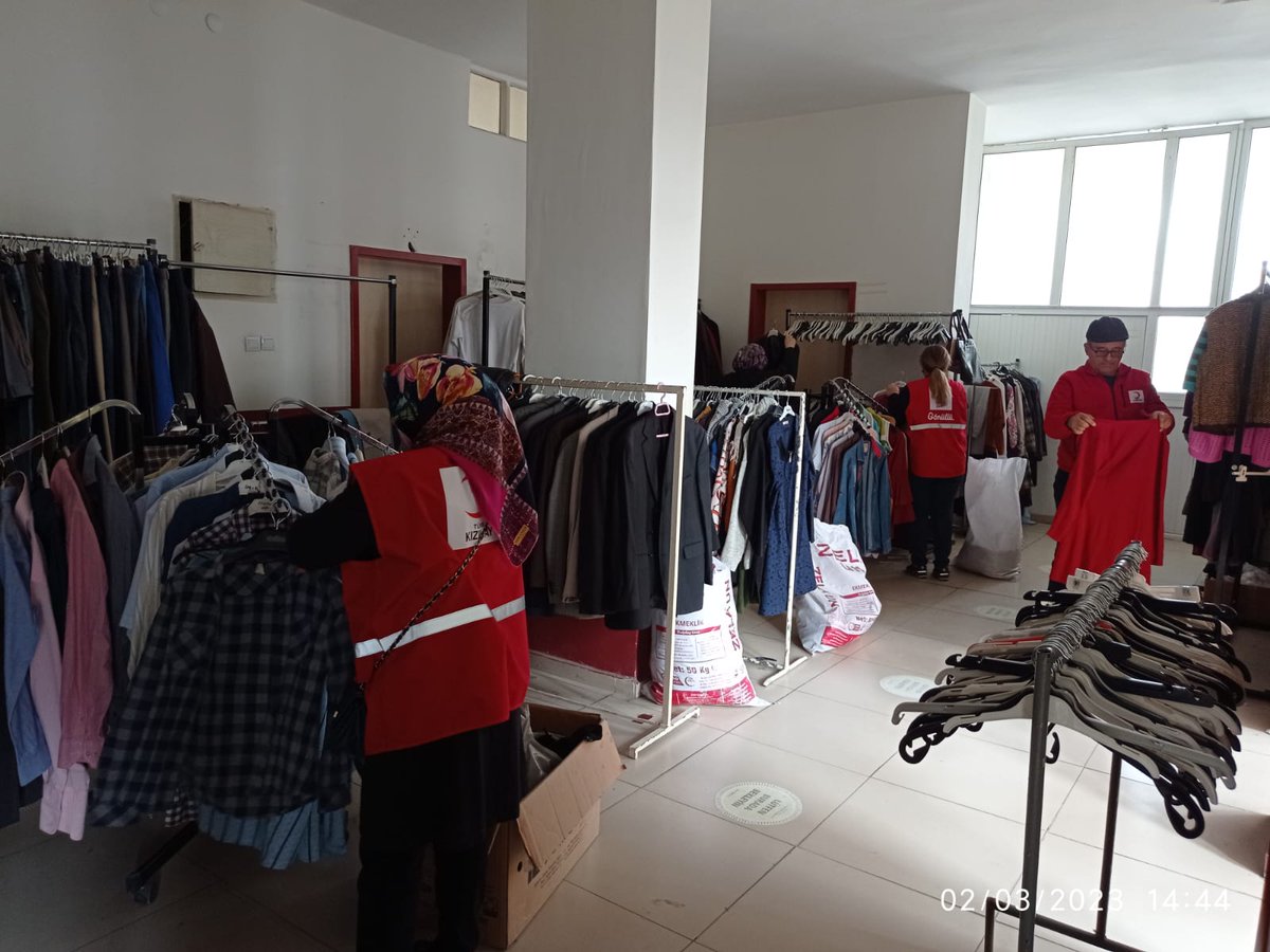 Türk Kızılay Zile temsilciliği olarak Cumhuriyet caddesi'nde bulunan eski meydan sağlık ocağında depremzede ailelerimize giysi yardımlarımız devam ediyor.🌙
#kızılaykadınları
<a href="/drkerem/">Kerem Kınık</a>
<a href="/semraaydin06/">Semra Aydın</a> 
<a href="/nurdaldurmus/">Nurdal Durmuş</a> 
<a href="/TokatKizilay/">Türk Kızılay Tokat İl Merkezi</a> 
<a href="/RemziFenerciogl/">Remzi Fenercioğlu</a> 
<a href="/SelmaFenrcioglu/">Selma Fenercioğlu🇹🇷</a>