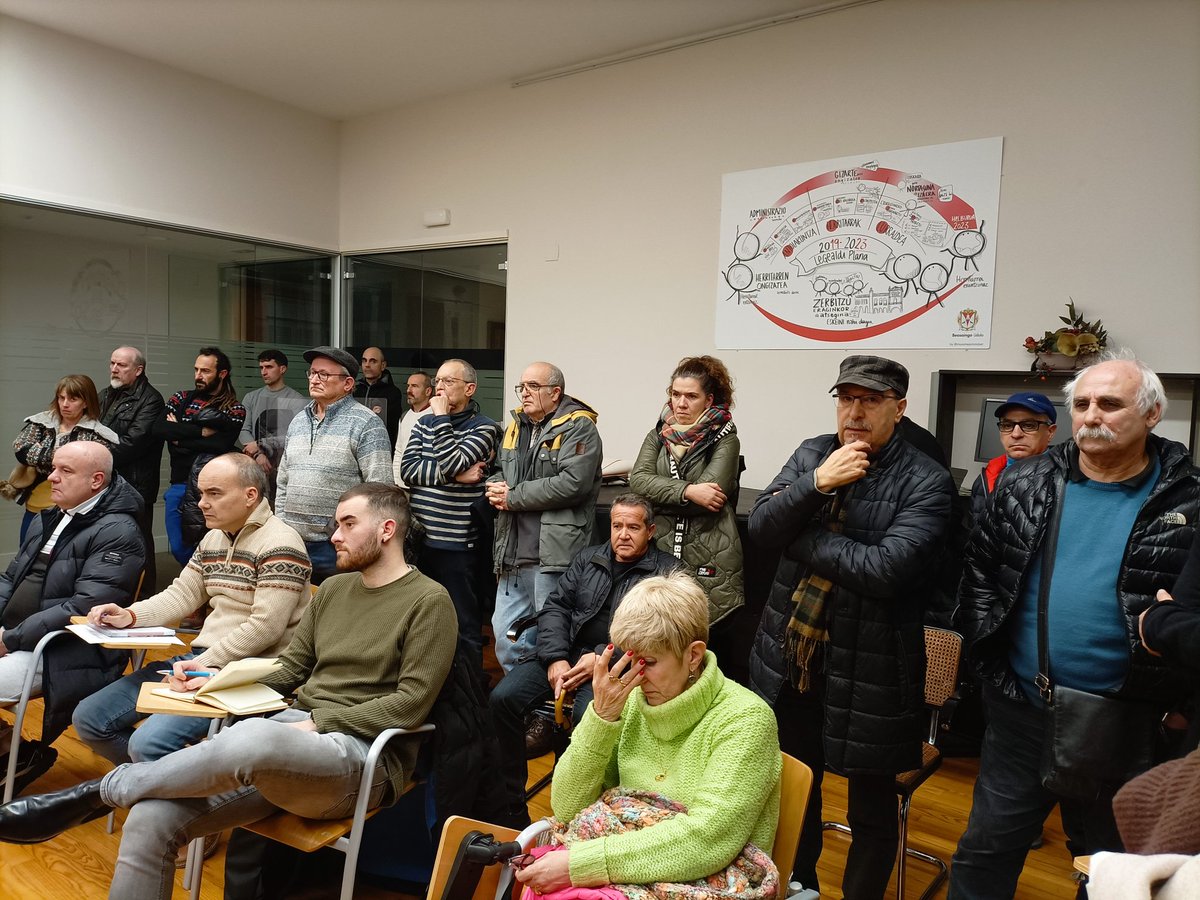 EzkerAnitzaIU's tweet photo. 📢 Hoy hemos acompañado a #Asviamie reclamando en #beasain vía moción el cumplimiento por ley  del mapa del amianto que deben elaborar los municipios para reducir su presencia y proteger a la ciudadanía 🔻✊ https://t.co/XBEUnJF82V