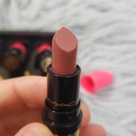 Flacalatorre's tweet photo. So good I had to share! Check out all the items I'm loving on @Poshmarkapp from @Jengerluxurious #poshmark #fashion #style #shopmycloset #maccosmetics #clinique: https://t.co/sKJClTWD2l https://t.co/yIkc1BhwlR