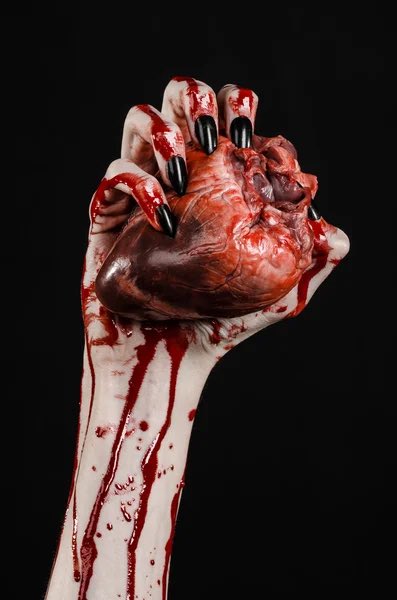 A trinket in the hand
Solid piece of vaporous feeling
Permanence a dream
That dies with each telling

Faded hearts fated to drown
In sorrow meant to keep alive
Brash once this arrogance was
Darkly with ample splendour

Now only a husk remains
Bitter and craving blood

#SalemVerse