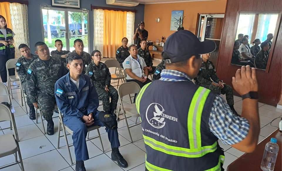 FFAAHN's tweet image. #FFAA 

Delegado del Comisionado Nacional de los Derechos Humanos #CONADEH, Licenciado Marlon Aguilar impartió el Curso sobre Derechos Humanos dirigido al personal de la Base Naval de Cortés.