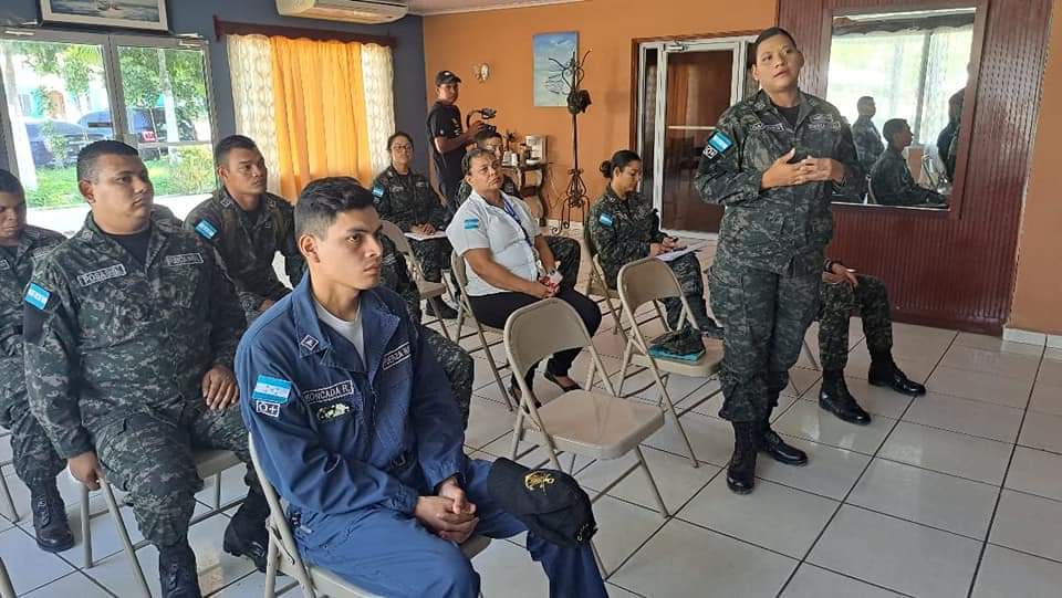 FFAAHN's tweet image. #FFAA 

Delegado del Comisionado Nacional de los Derechos Humanos #CONADEH, Licenciado Marlon Aguilar impartió el Curso sobre Derechos Humanos dirigido al personal de la Base Naval de Cortés.