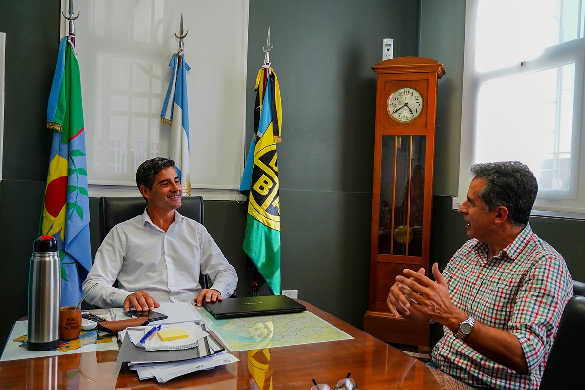 JuanciMartinez1's tweet photo. LA PROVINCIA REPARARÁ EL CAMINO A BADANO

Hoy participé de la firma de la adjudicación de obra por parte del administrador de Vialidad Provincial @HernanYZurieta que permitirá la estabilización del camino que une la localidad de #Rivadavia con la Ruta 33, en un tramo de 20 km. https://t.co/DsgLOfO6aP