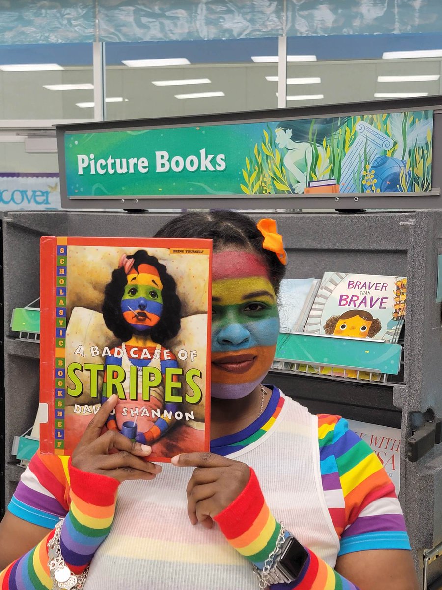 Ms. Sims understood the assignment! <a href="/MGE_Gators/">Mission Glen Elementary</a> @LibMGE #ReadAcrossAmerica2023