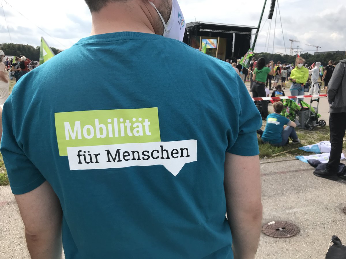 Kerstin Haarmann (@kerstinhaarmann) on Twitter photo Das #49EuroTicket ist für 🚶♀️🚶mit schmalem Portemonnaie und Jugendliche zu teuer. Deshalb muss es 🇩🇪bundesweit einheitlich ein ermäßigtes #Sozialticket für maximal 30 Euro geben. Auch die Student:innen 👩🎓🧑🎓gehören dazu <a href="/wissing/">Volker Wissing</a> <a href="/fdp/">FDP</a> <a href="/spdbt/">SPD-Fraktion im Bundestag</a> <a href="/GrueneBundestag/">Grüne im Bundestag 🇪🇺🏳️🌈</a> <a href="/VCDeV/">VCD</a> Das #49EuroTicket ist für 🚶♀️🚶mit schmalem Portemonnaie und Jugendliche zu teuer. Deshalb muss es 🇩🇪bundesweit einheitlich ein ermäßigtes #Sozialticket für maximal 30 Euro geben. Auch die Student:innen 👩🎓🧑🎓gehören dazu <a href="/wissing/">Volker Wissing</a> <a href="/fdp/">FDP</a> <a href="/spdbt/">SPD-Fraktion im Bundestag</a> <a href="/GrueneBundestag/">Grüne im Bundestag 🇪🇺🏳️🌈</a> <a href="/VCDeV/">VCD</a>