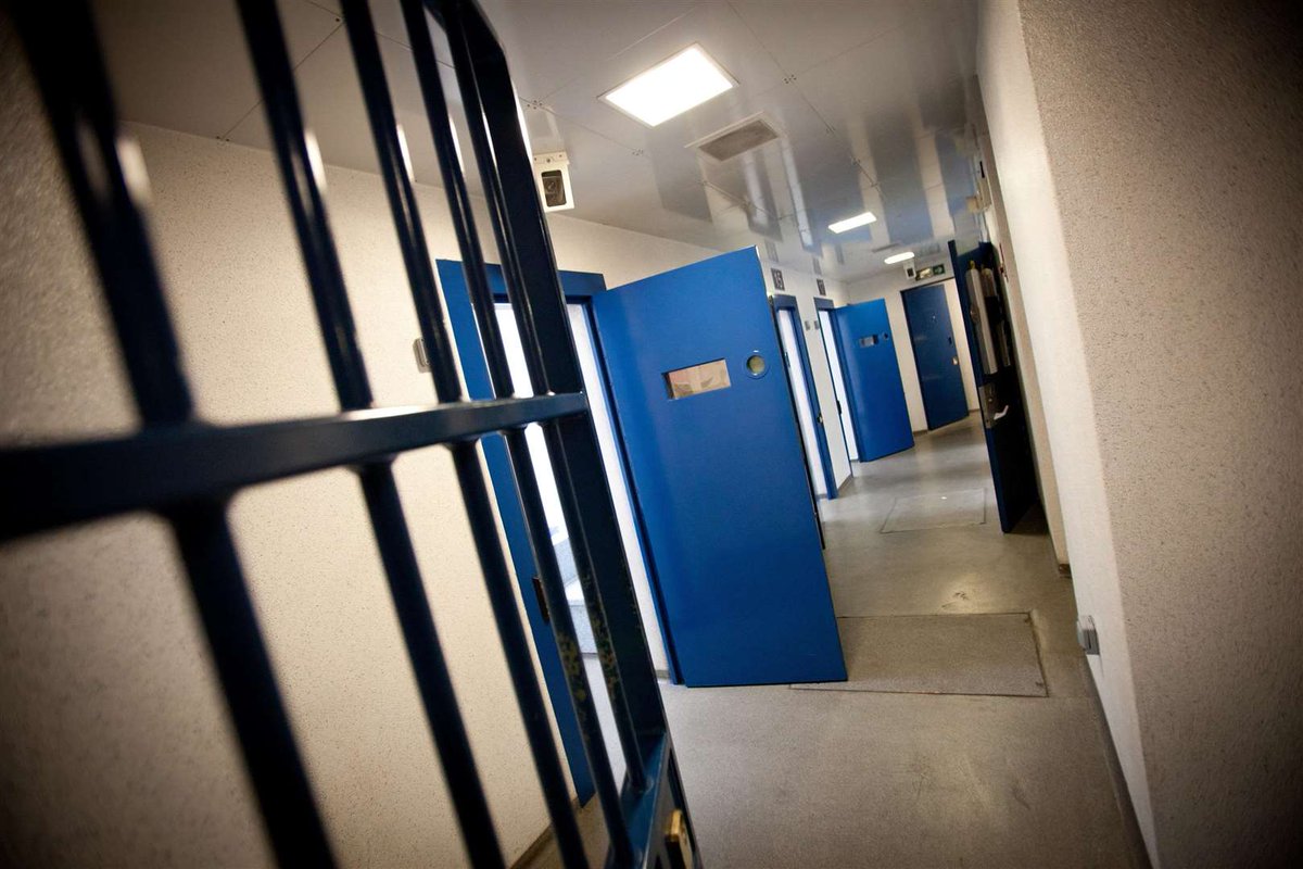 KentPoliceDart's tweet photo. Another shoplifter charged & remanded to court this evening by #IDM2. This time for several high value thefts from a shop and possession of a bladed article in #Greenhithe.
He can tuck himself in for the night in our five star custody suite awaiting court in the morning.^JC https://t.co/A4mcjFGkoJ