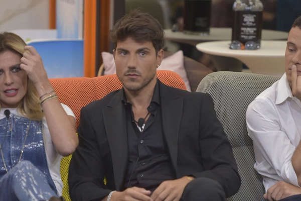 Ale3198483566's tweet photo. Antonella mettiamo le cose in chiaro, NON MI FIDO può dirlo solo lui.  #Fiordelisi #GFvip #oriele https://t.co/v77Ehx3erO